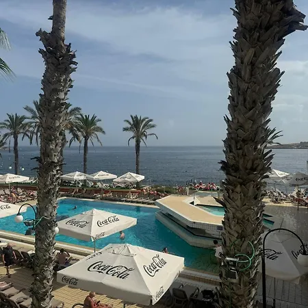 Palm Court Luxe *