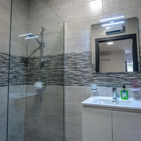 Palm Court Luxe Apartment *
