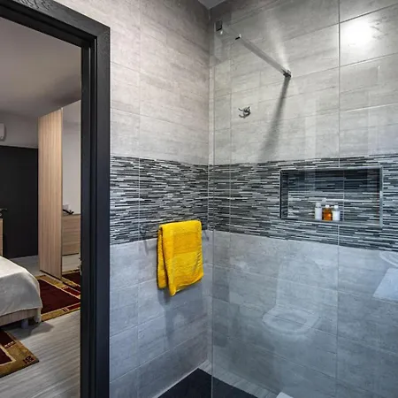 Palm Court Luxe Apartment *